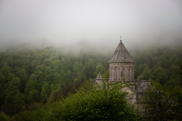Église dans la forêt pendant le brouillard