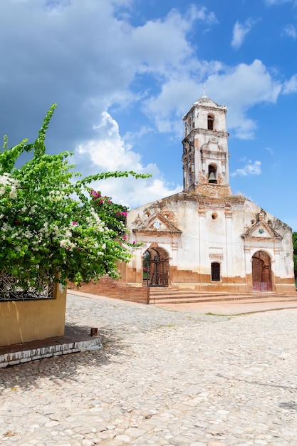 Église dans une petite ville cubaine touristique au cours d'une journée ensoleillée