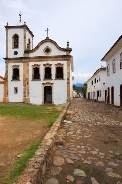 Église dans les rues de la célèbre ville historique de Paraty, Brésil