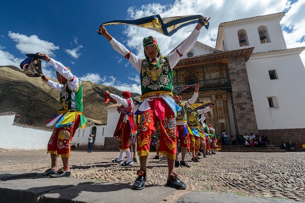 Église de danse folklorique péruvienne de san pedro apôtre d'andahuaylillas près de cusco pérou