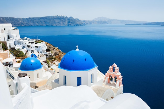 Église avec des dômes bleus dans la ville d'Oia sur l'île de Santorin, Grèce