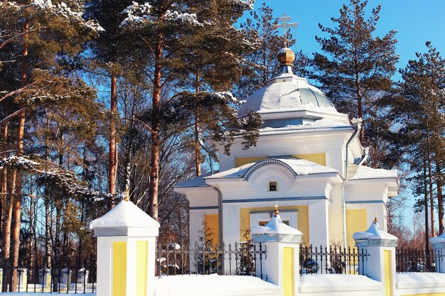 Église du dimanche dans la forêt d'hiver