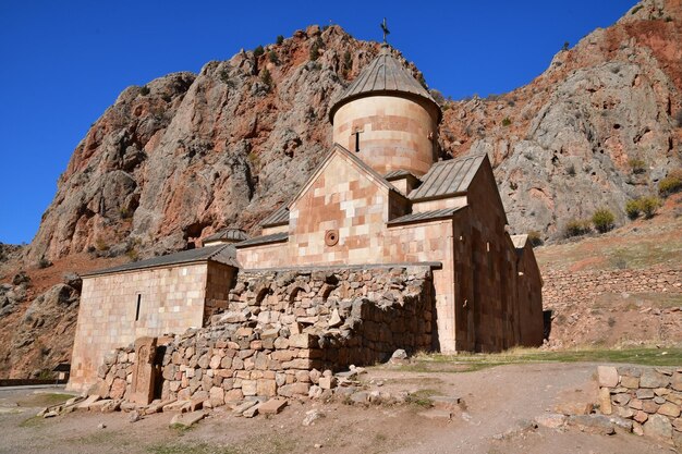 Église du monastère de Noravank. Église sur fond de haute montagne. Panorama du monastère.