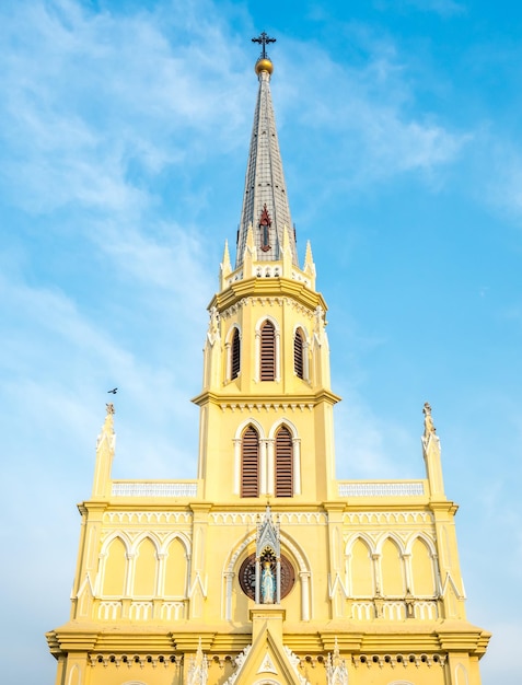 Église du Saint Rosaire sous un ciel bleu nuageux à Bangkok en Thaïlande