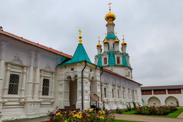 Église du Sauveur miraculeux avec des salles d'hôpital dans le couvent de Vvedensky Tolga à Yaroslavl Russie