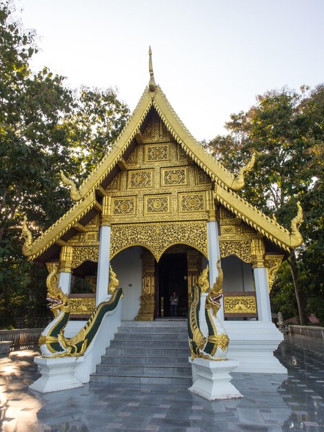 Église du temple thaïlandais avec rayon de soleil