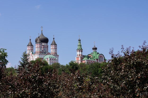 Église et église dans un parc verdoyant