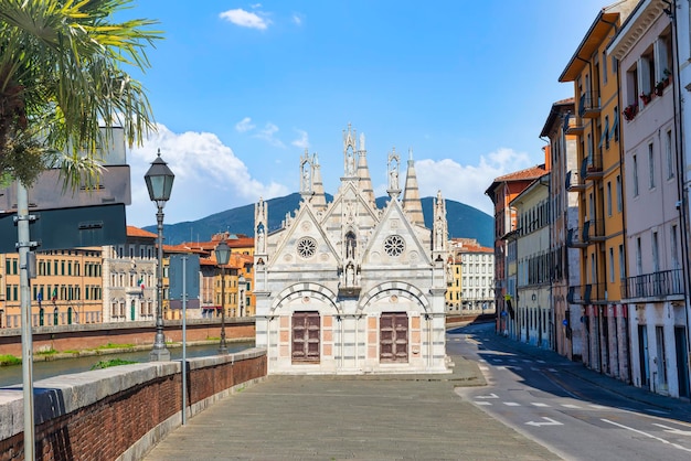 Église sur le fleuve Arno