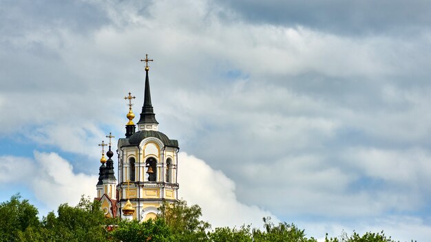 Église sur fond de ciel nuageux. Tomsk Russie