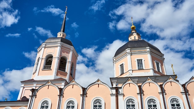 Église sur fond de ciel nuageux. Tomsk Russie