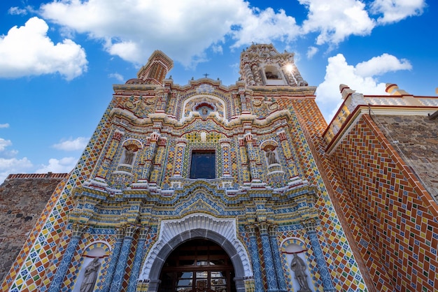 Église de Francisco Acatepec et architecture coloniale colorée de Cuernavaca au Mexique Morelos