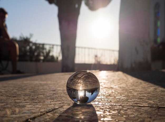 Église grecque dans une boule de verre