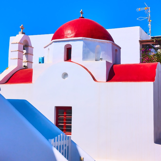 Église grecque avec dôme rouge dans l'île de Mykonos, Grèce