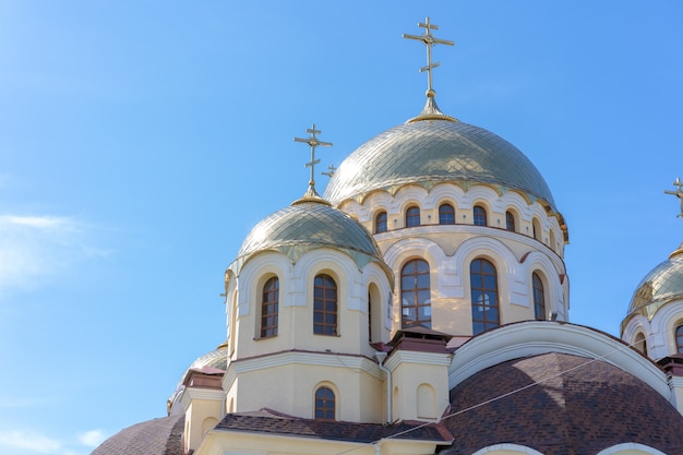 Église hrestienne contre le ciel