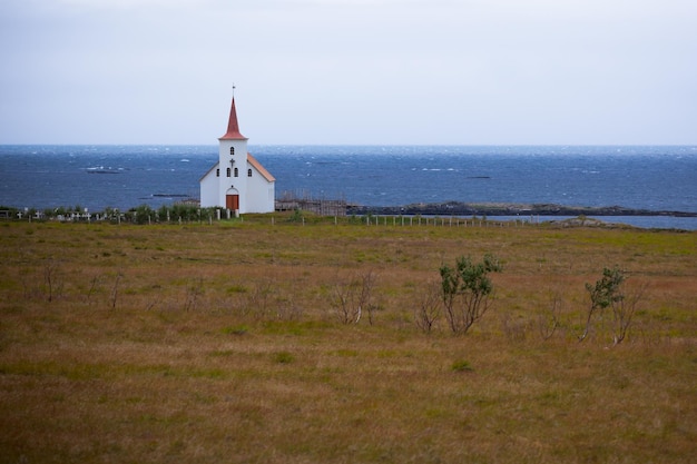 Église islandaise rurale typique au jour couvert