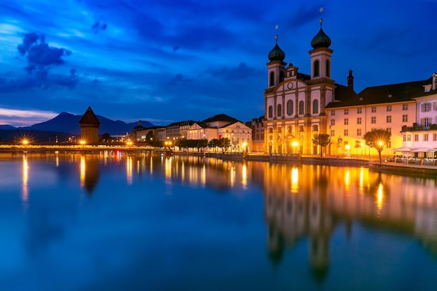 Église des Jésuites et château d'eau, Wasserturm le long de la rivière Reuss la nuit dans la vieille ville de Lucerne, Suisse