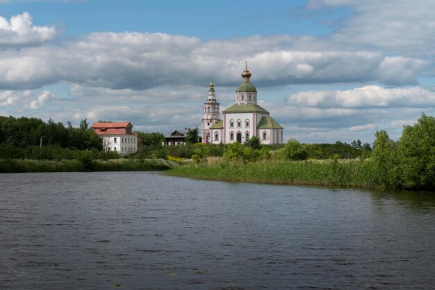 Église d'Élie le Prophète sur la colline d'Ivanova un jour d'été ensoleillé Suzdal région de Vladimir Russie