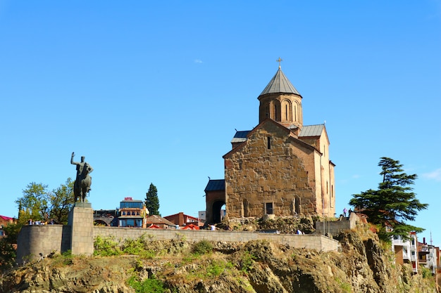 Église Metekhi sur la rive du fleuve Mtkvari, vieille ville de Tbilissi, Géorgie