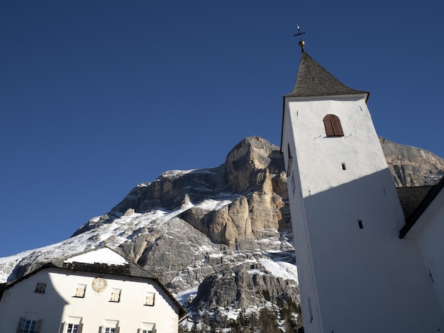 Église sur les montagnes de la vallée de badia des dolomites de Monte croce dans le panorama de neige d'hiver