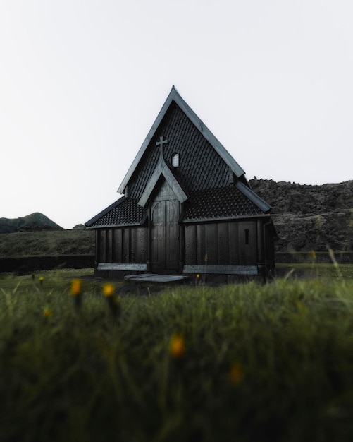 Église noire sur une colline