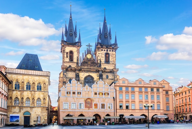 Église Notre-Dame devant Tyn et la maison à la cloche de pierre à Prague.