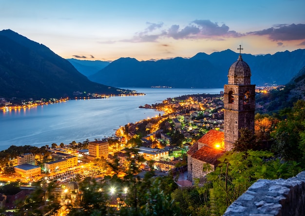 Église Notre-Dame du Remède à Kotor au coucher du soleil