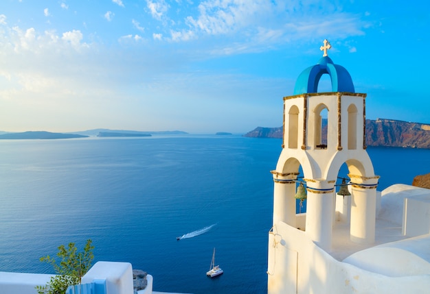 Église d'Oia avec beffroi traditionnel, Santorin, Grèce