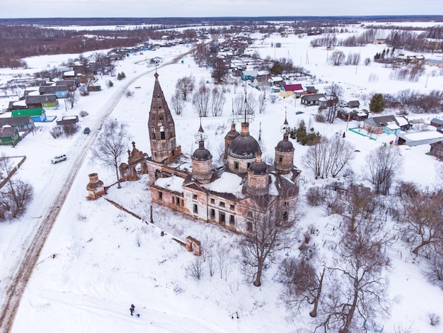 Église orthodoxe abandonnée d'en haut Vue de dessus de l'église abandonnée