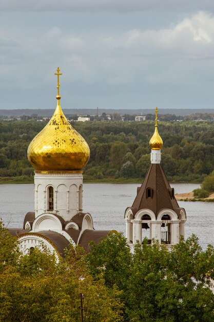 Église orthodoxe au bord de la rivière