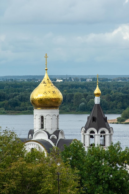 Église orthodoxe au bord de la rivière