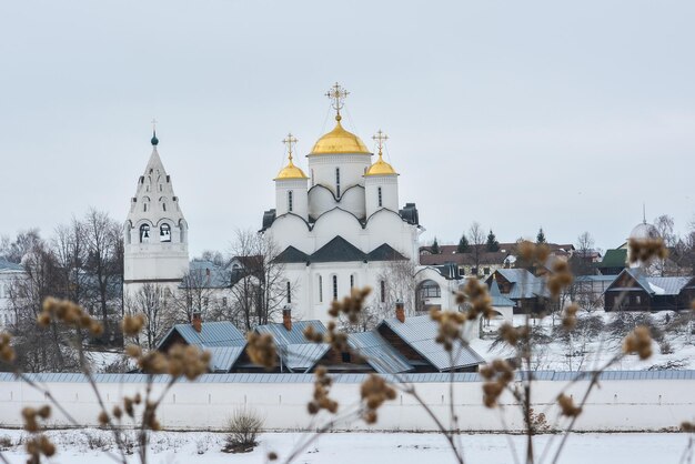 Église orthodoxe au printemps