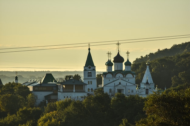 Église orthodoxe à l'aube en forêt