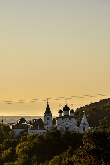 Église orthodoxe à l'aube en forêt