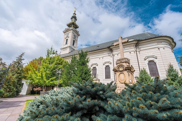 Église orthodoxe chrétienne avec des dômes et une croix contre le ciel