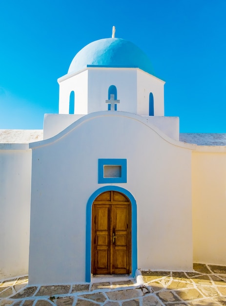 Église orthodoxe de dôme bleu sur fond de ciel bleu, Grèce