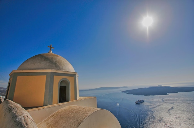 Église orthodoxe grecque bleue et blanche avec des dômes et des croix d'or