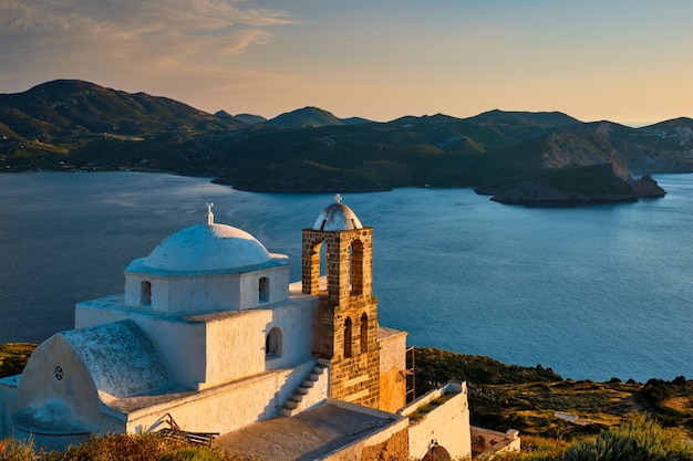 Église orthodoxe grecque dans le village de plaka sur l'île de milos au coucher du soleil en grèce