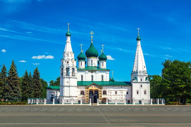 Église orthodoxe d'Élie le prophète dans le vieux centre-ville en été de Iaroslavl, Russie. Ancienne ville russe.