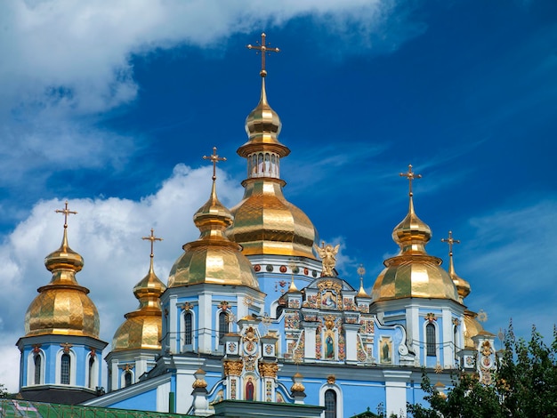 Église orthodoxe de photo avec des dômes d'or contre un beau ciel