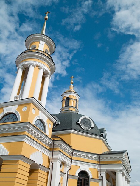 Église orthodoxe de photo avec des dômes sombres sur fond de ciel et de nuages