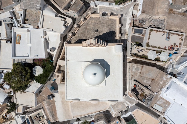 Église orthodoxe avec sa façade de clocher à plusieurs étages à Emporio Santorini, en Grèce