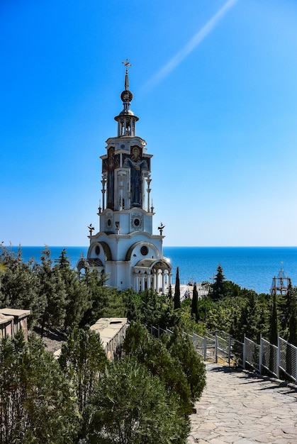 Église orthodoxe de St Nicholas le Wonderworker contre le ciel bleu sur la côte sud de la Crimée Russie