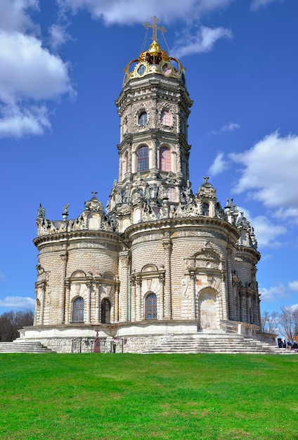 Église orthodoxe de Znamenskaya au printemps