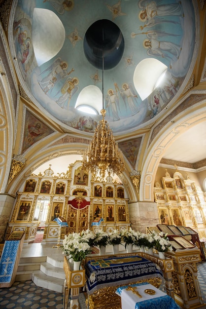 Église orthodoxeLustre d'église au centre de l'église