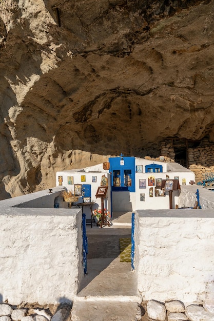 Église de Panagia Kakaviotissa dans la grotte de l'île de Lemnos, Grèce égéenne orientale, destination de mariage d'été