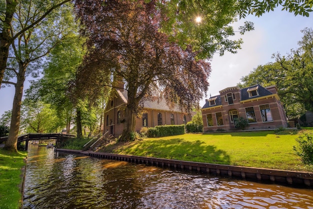 Église parmi de grands arbres à Giethoorn Pays-Bas