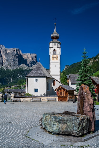 Église paroissiale du village de montagne de Calfusch, dans le Val Badia, au cœur des Dolomites