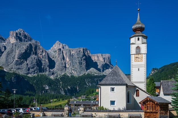 Église paroissiale du village de montagne de Calfusch, dans le Val Badia, au cœur des Dolomites