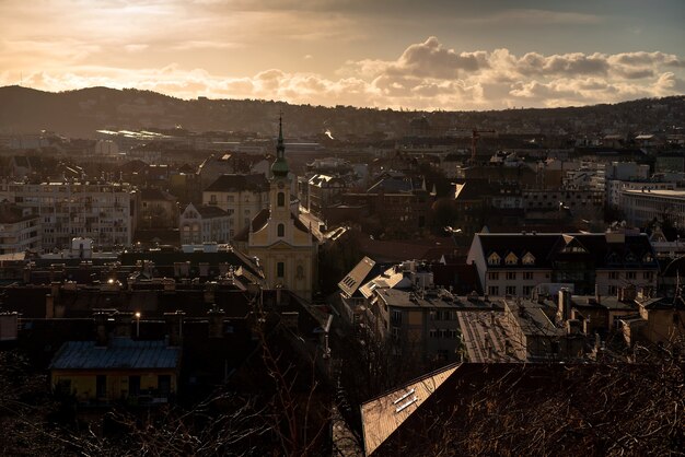 Église paroissiale Notre-Dame-des-Neiges et paysage urbain de Budapest au coucher du soleil. Hunagry