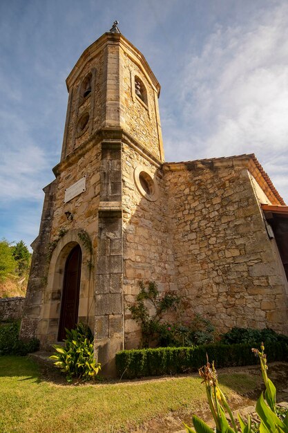 Église romane de San Antonio en Cantabrie.